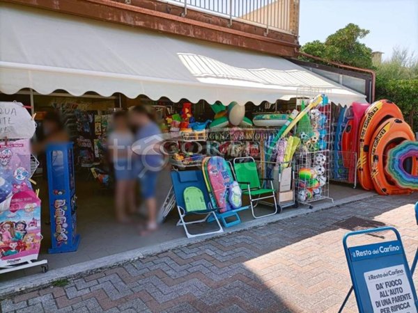 negozio in vendita a Mondolfo in zona Marotta