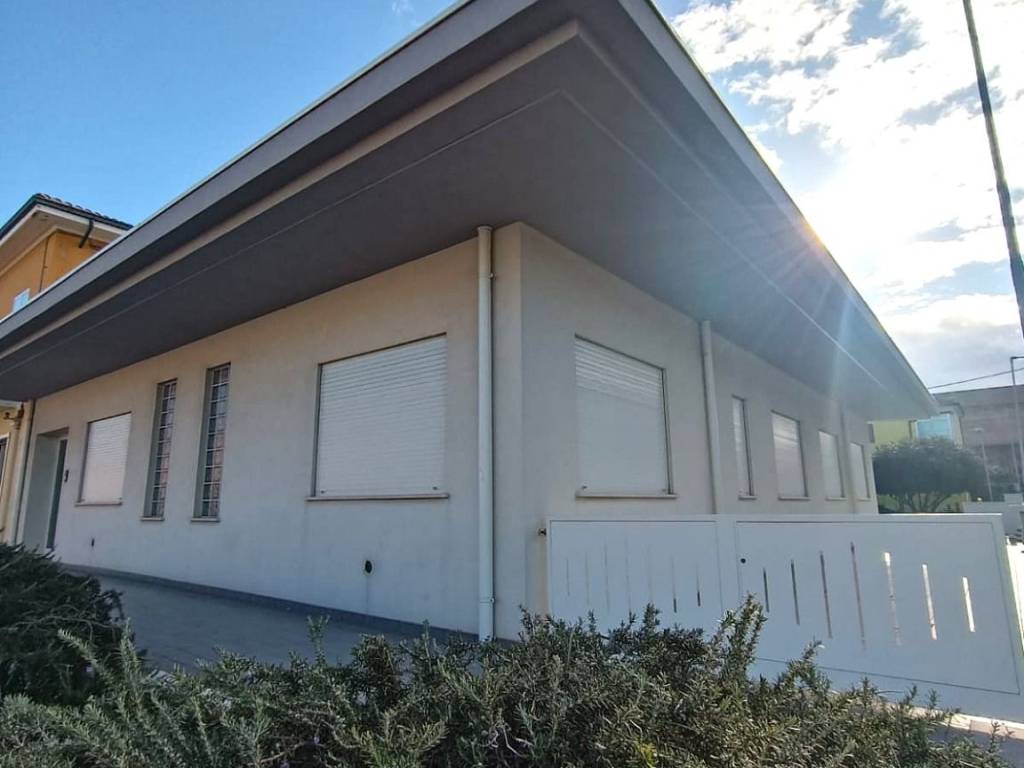 ufficio in vendita a Mondolfo in zona Marotta