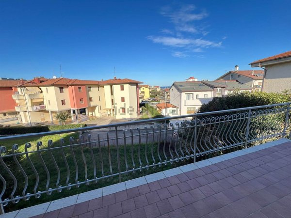 appartamento in vendita a Mondolfo in zona Marotta