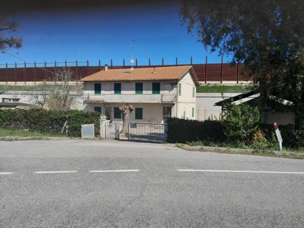 casa indipendente in vendita a Mondolfo in zona Marotta