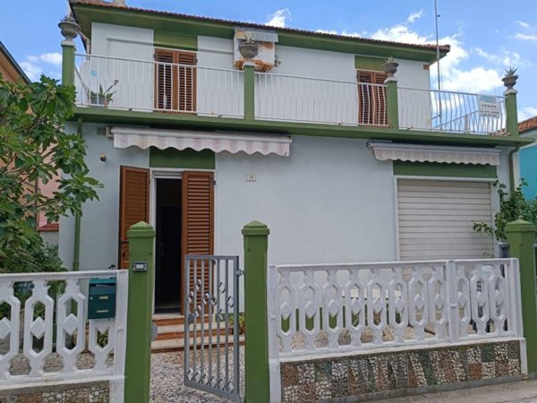 casa indipendente in vendita a Mondolfo in zona Marotta