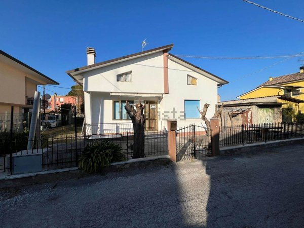 casa indipendente in vendita a Mondolfo