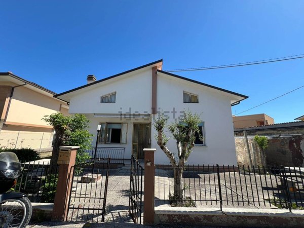 casa indipendente in vendita a Mondolfo in zona Marotta