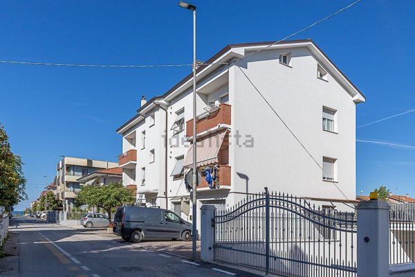 appartamento in vendita a Mondolfo in zona Marotta