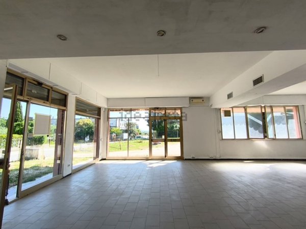 locale commerciale in vendita a Mondolfo