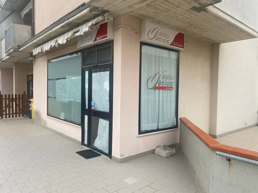 locale commerciale in vendita a Mondolfo in zona Marotta