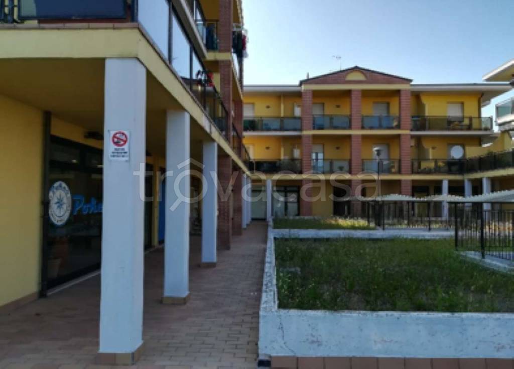negozio in vendita a Montecalvo in Foglia