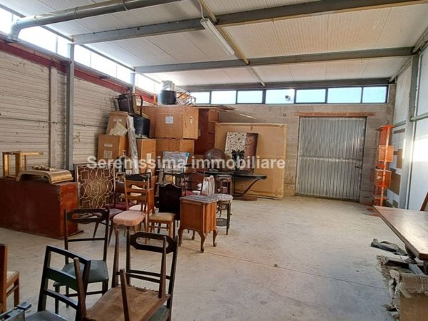 locale commerciale in vendita a Montelabbate