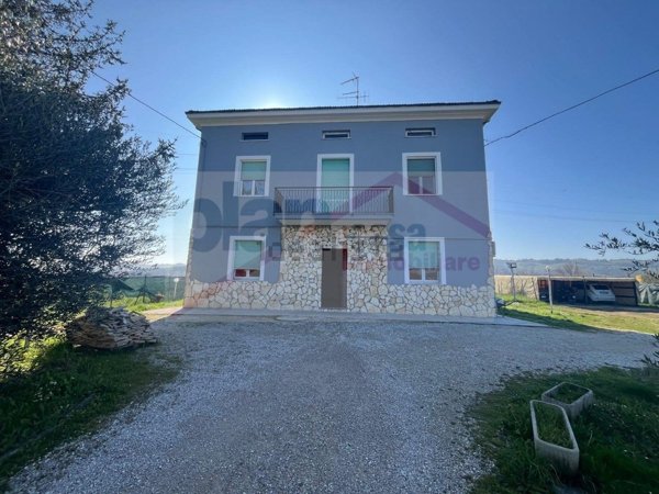 casa indipendente in vendita a Montelabbate