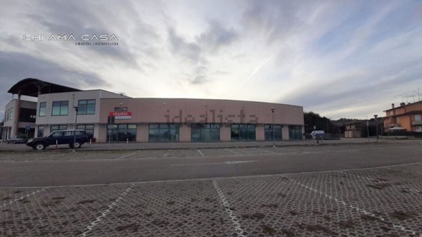 negozio in vendita a Montelabbate in zona Apsella