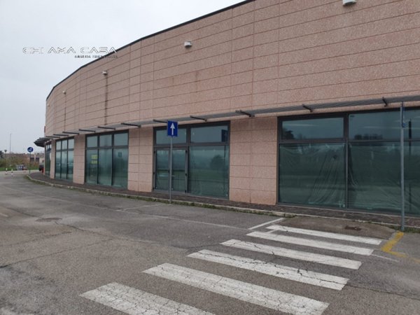 negozio in vendita a Montelabbate in zona Apsella