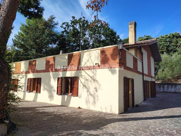 casa indipendente in vendita a Montelabbate