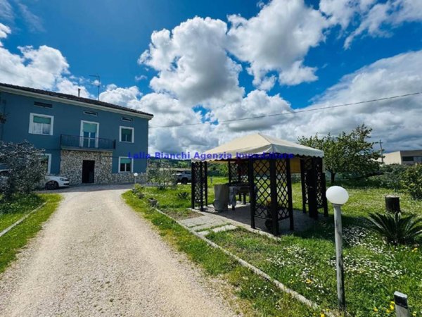 casa indipendente in vendita a Montelabbate