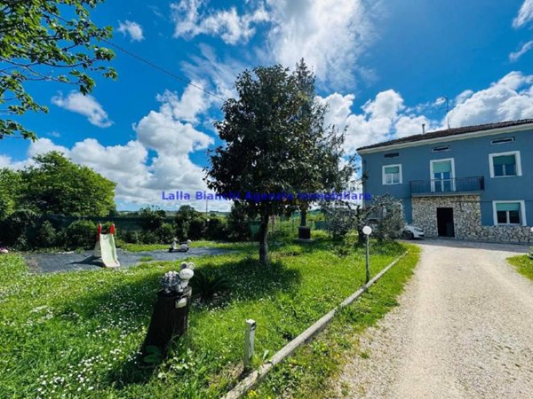 casa indipendente in vendita a Montelabbate