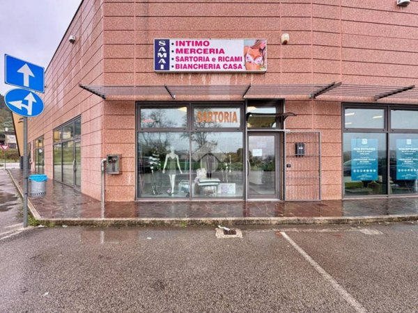 negozio in vendita a Montelabbate in zona Apsella