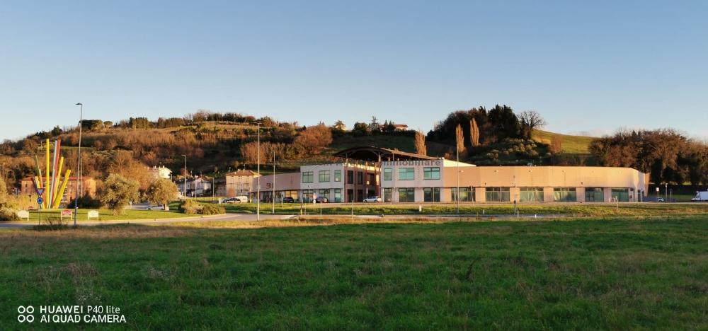 locale commerciale in vendita a Montelabbate in zona Apsella