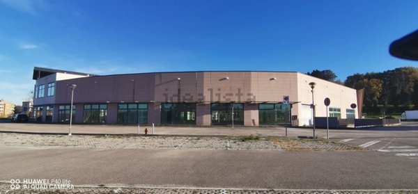 locale commerciale in vendita a Montelabbate in zona Apsella