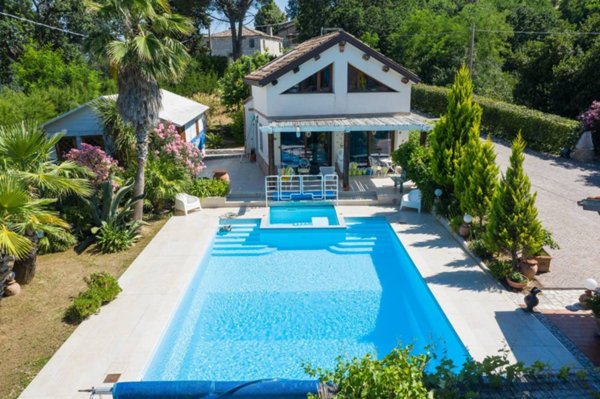 casa indipendente in vendita a Montelabbate