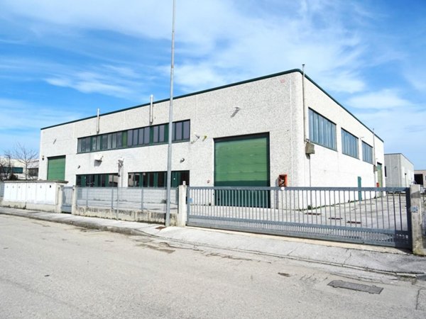 locale commerciale in vendita a Monte Porzio