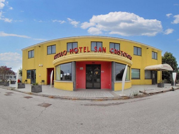 negozio in vendita a Monte Porzio in zona Castelvecchio