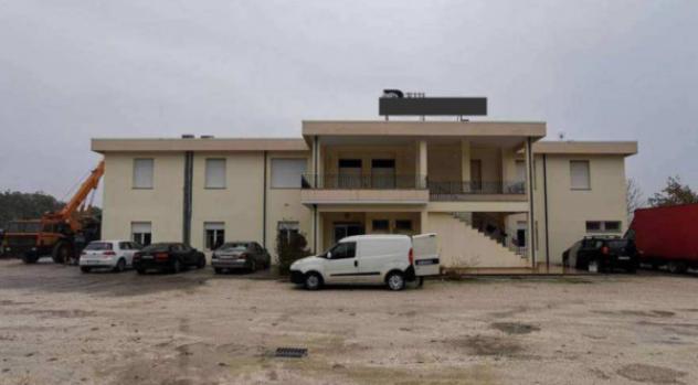 locale commerciale in vendita a Monte Porzio in zona Castelvecchio