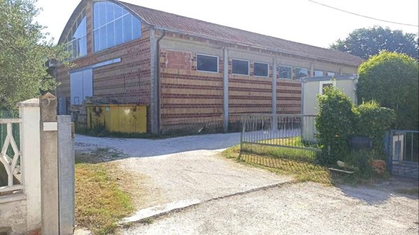 locale di sgombero in vendita a Monte Porzio