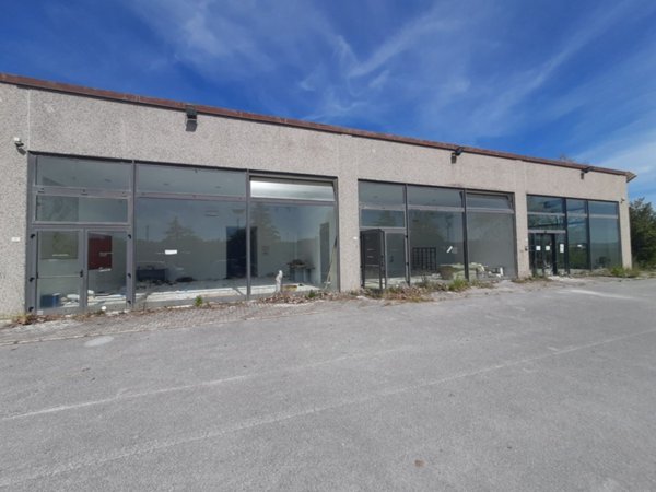 locale commerciale in vendita a Monte Porzio