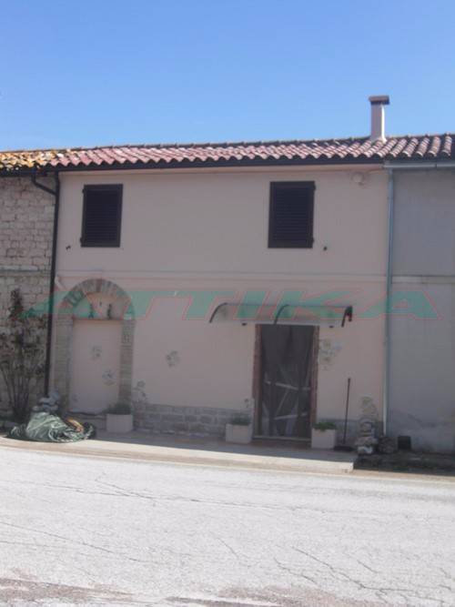 casa indipendente in vendita a Pergola in zona Cartoceto