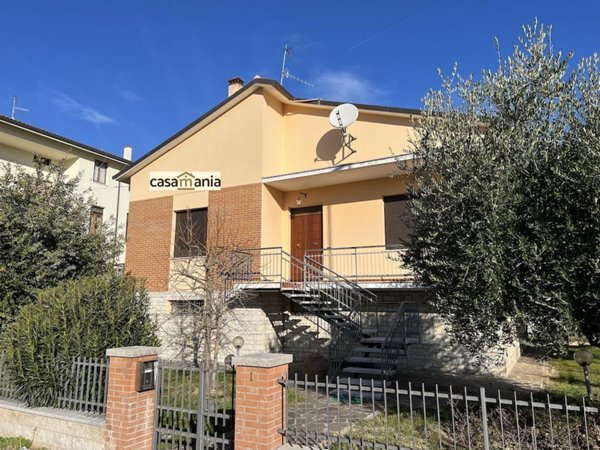 casa indipendente in vendita a Pergola