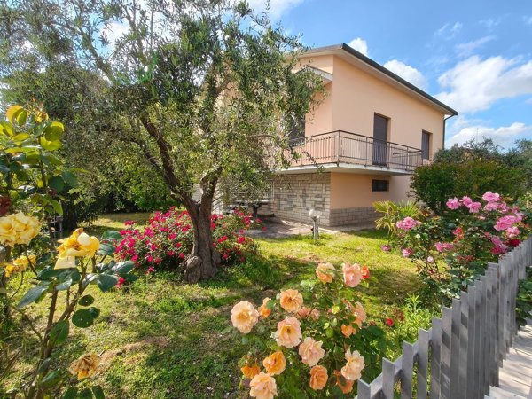 casa indipendente in vendita a Pergola