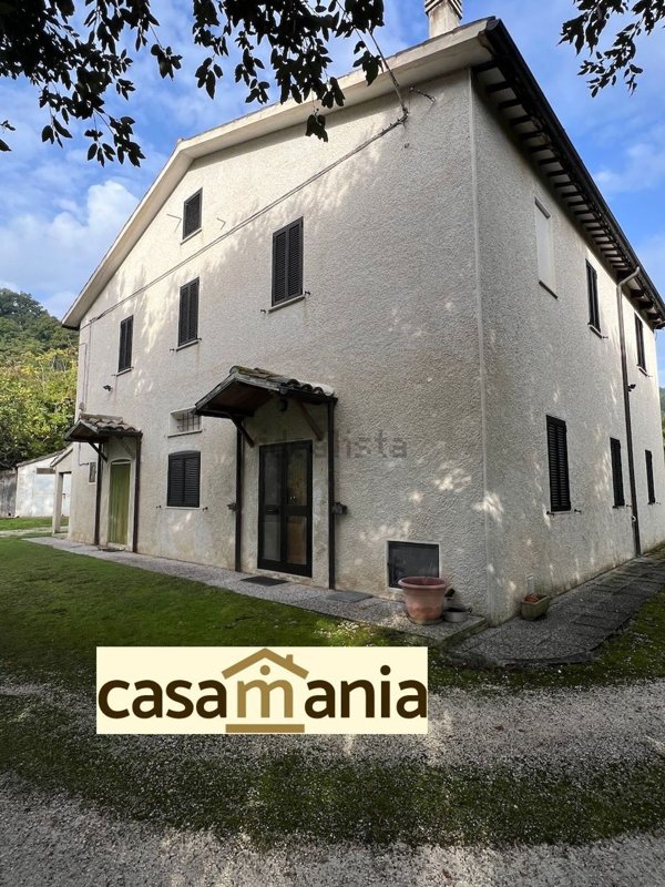 casa indipendente in vendita a Pergola