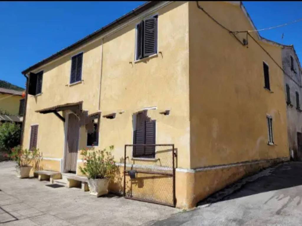 casa indipendente in vendita a Pergola