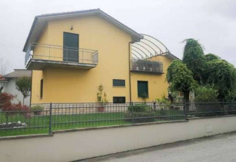 casa indipendente in vendita a Pergola