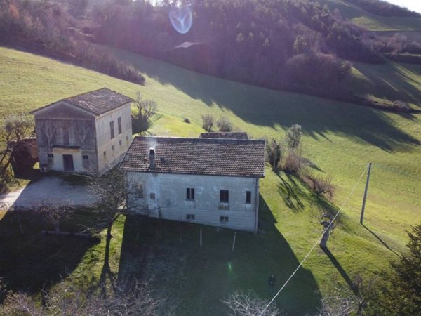 casa indipendente in vendita a Pergola