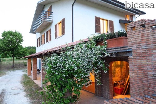 casa indipendente in vendita a Pergola