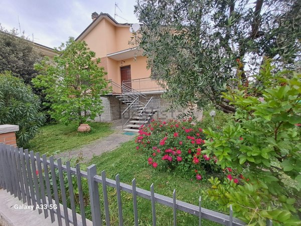 casa indipendente in vendita a Pergola