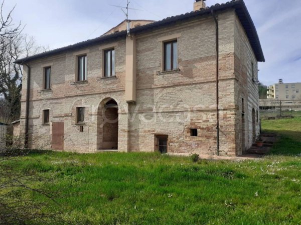 casa indipendente in vendita a Pergola
