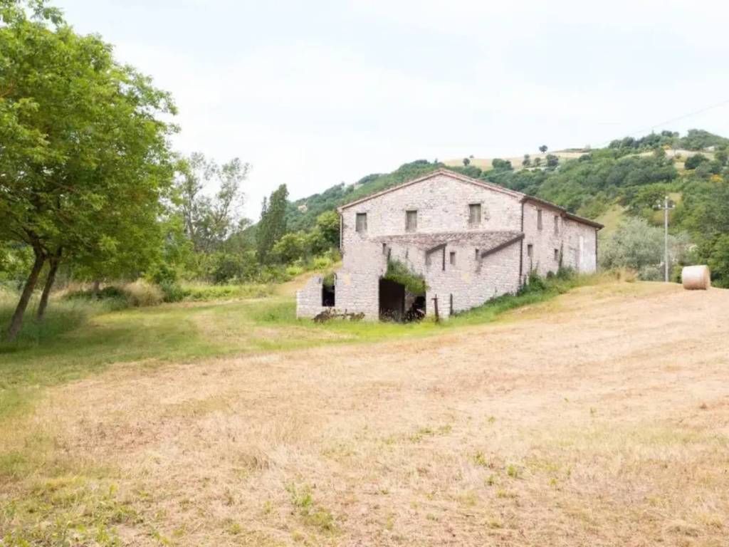 casa indipendente in vendita a Pergola