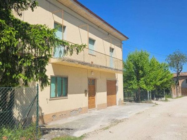 casa indipendente in vendita a Pergola