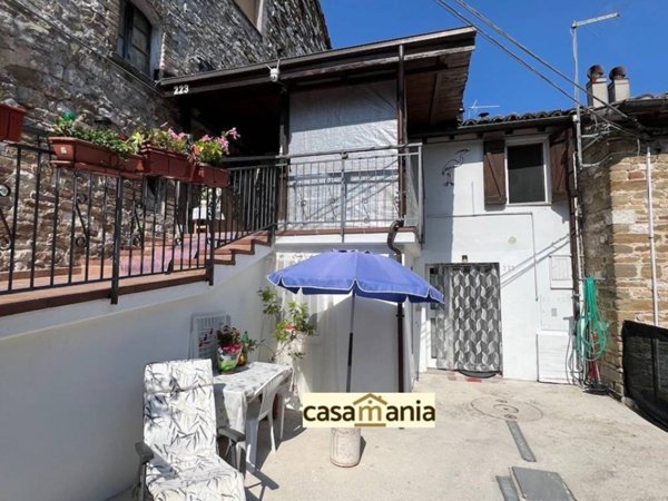 casa indipendente in vendita a Pergola