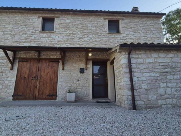 casa indipendente in vendita a Pergola