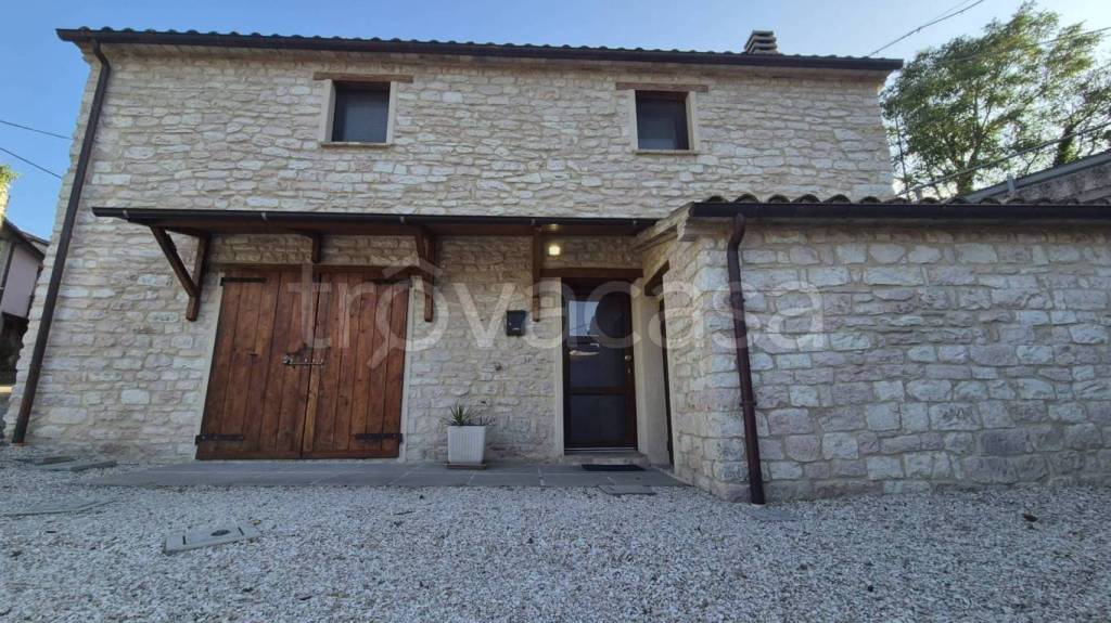 casa indipendente in vendita a Pergola
