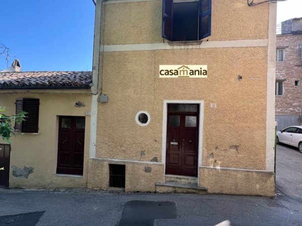 casa indipendente in vendita a Pergola