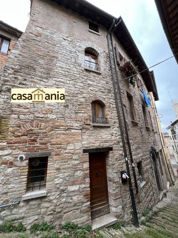 casa indipendente in vendita a Pergola