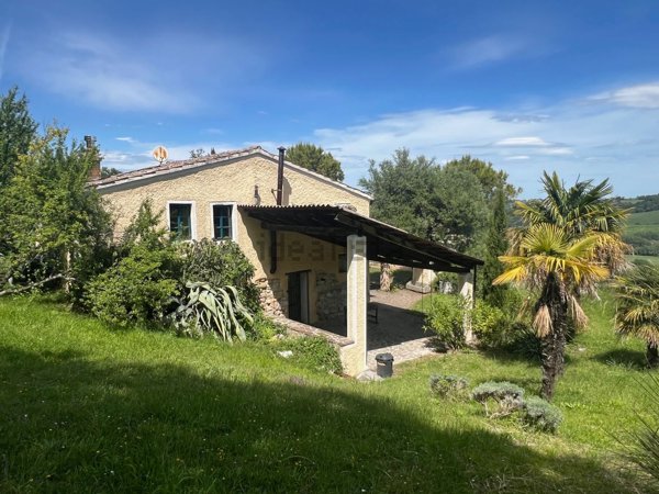 casa indipendente in vendita a Pergola