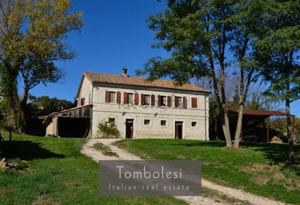 casa indipendente in vendita a Pergola