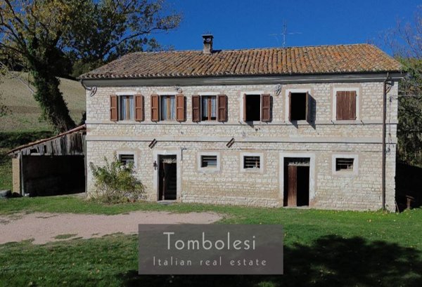 casa indipendente in vendita a Pergola