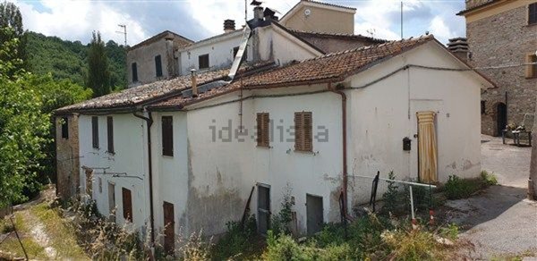 casa indipendente in vendita a Pergola in zona Pantana