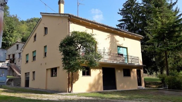 casa indipendente in vendita a Pergola in zona Monterolo