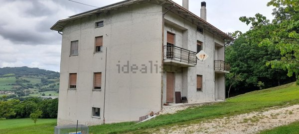 casa indipendente in vendita a Pergola